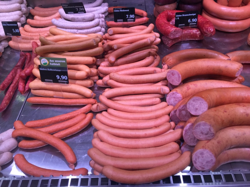 vitrine-MONTFORT SUR ARGENS-min_sausages_meat_butchery-1069321